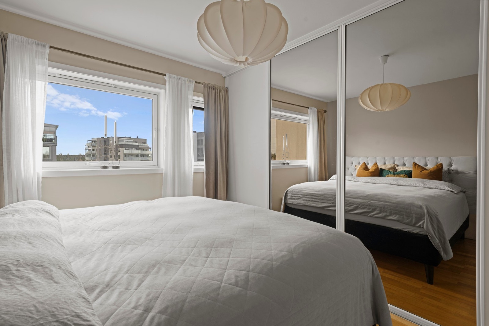 Hovedsoverommet har en stor garderobe med gode oppbevaringsmuligheter. Galleribilde