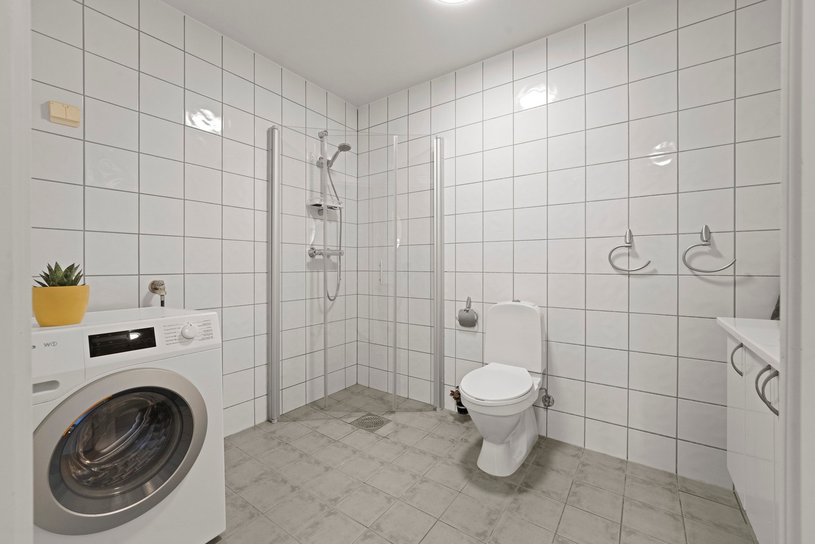 Det er plass til vaskemaskin og tørketrommel på badet. Galleribilde