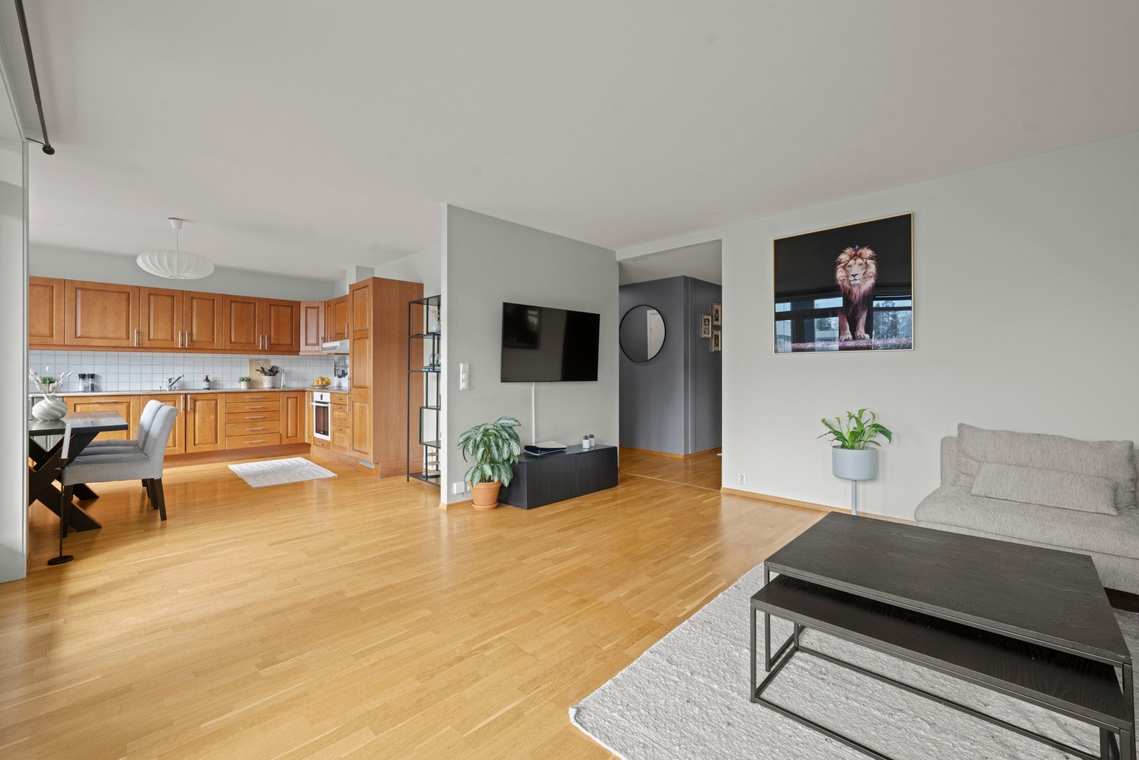 Stor og innbydende stue med god plass til sofagruppe. Galleribilde