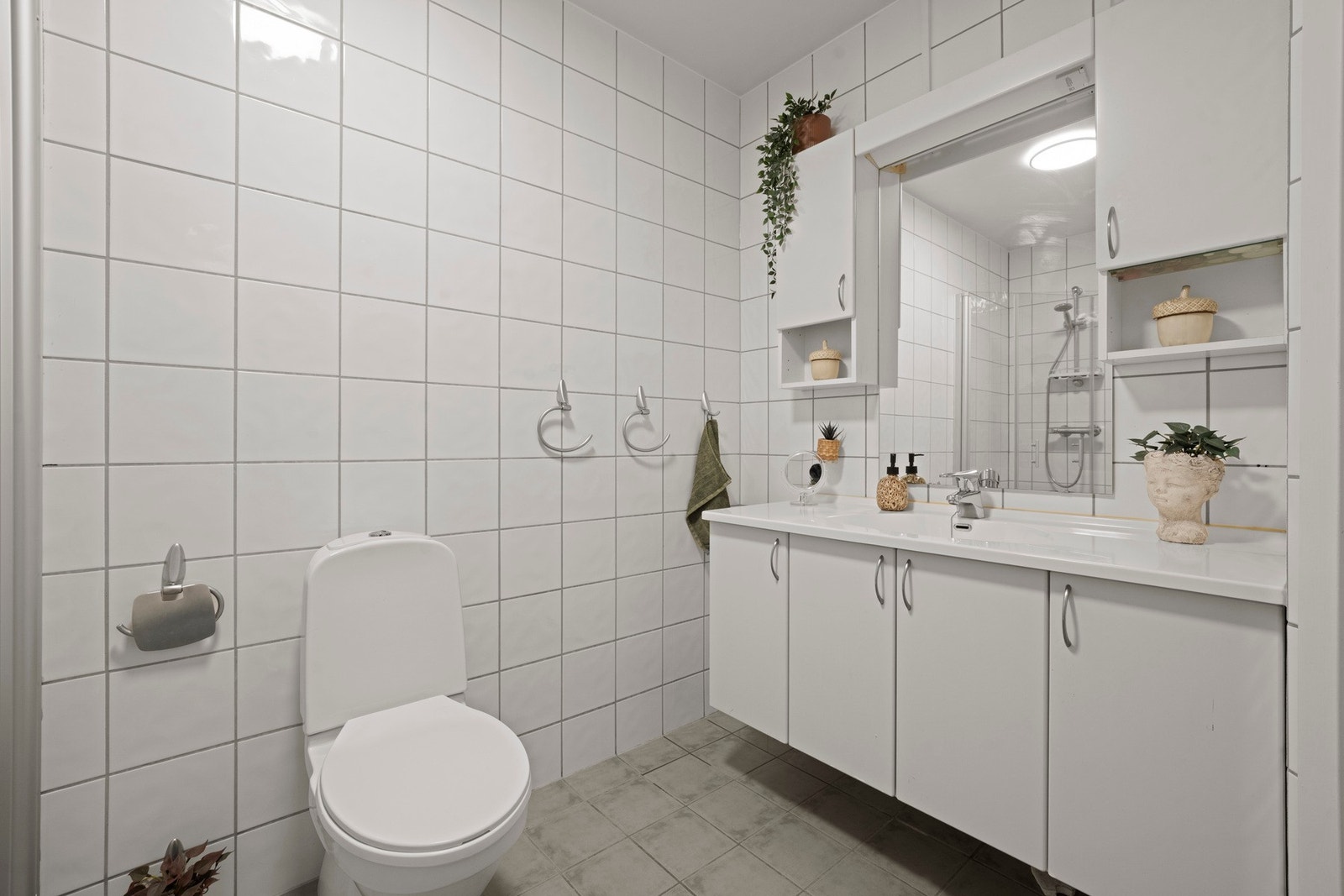 Badet er flislagt og har varmekabler. Galleribilde