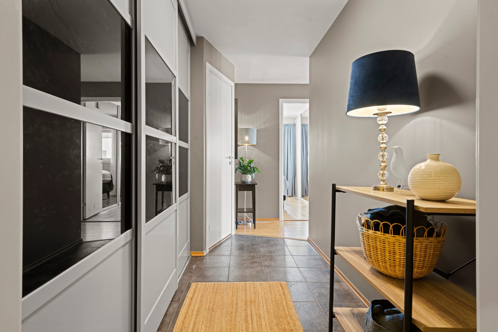 Entré med praktisk skyvedørsgarderobe og god plass til å henge fra seg yttertøy og sko. Galleribilde