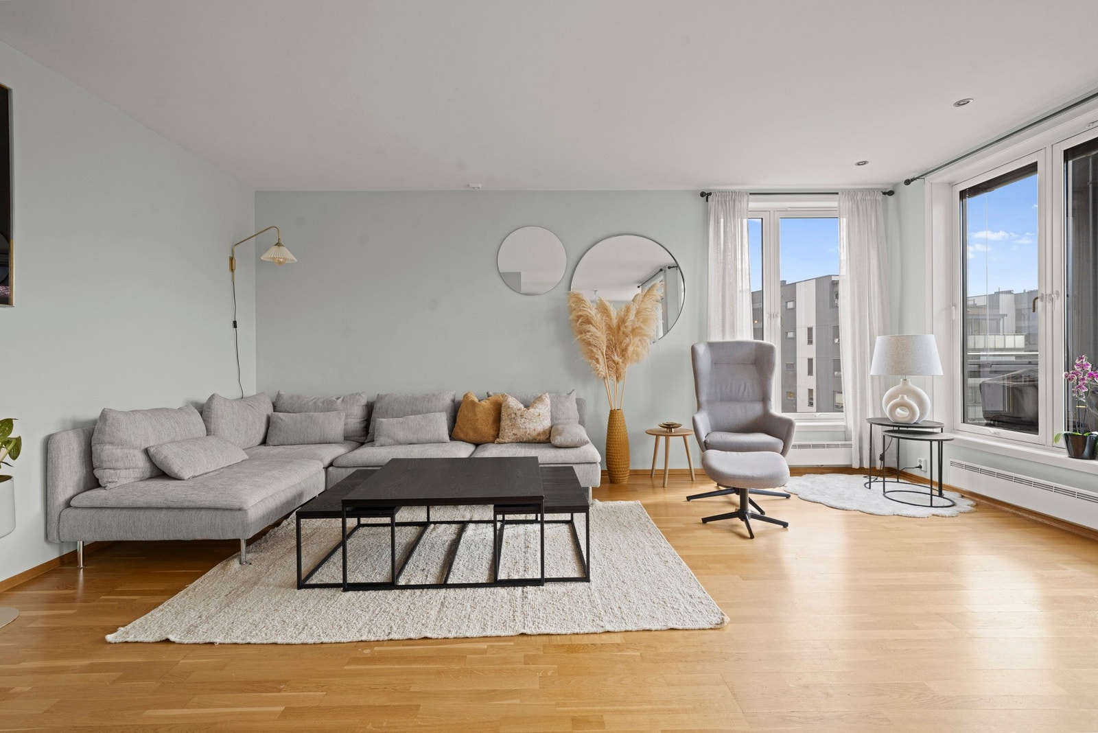Store vinduer bidrar til rikelig med naturlig lysinnslipp. Galleribilde