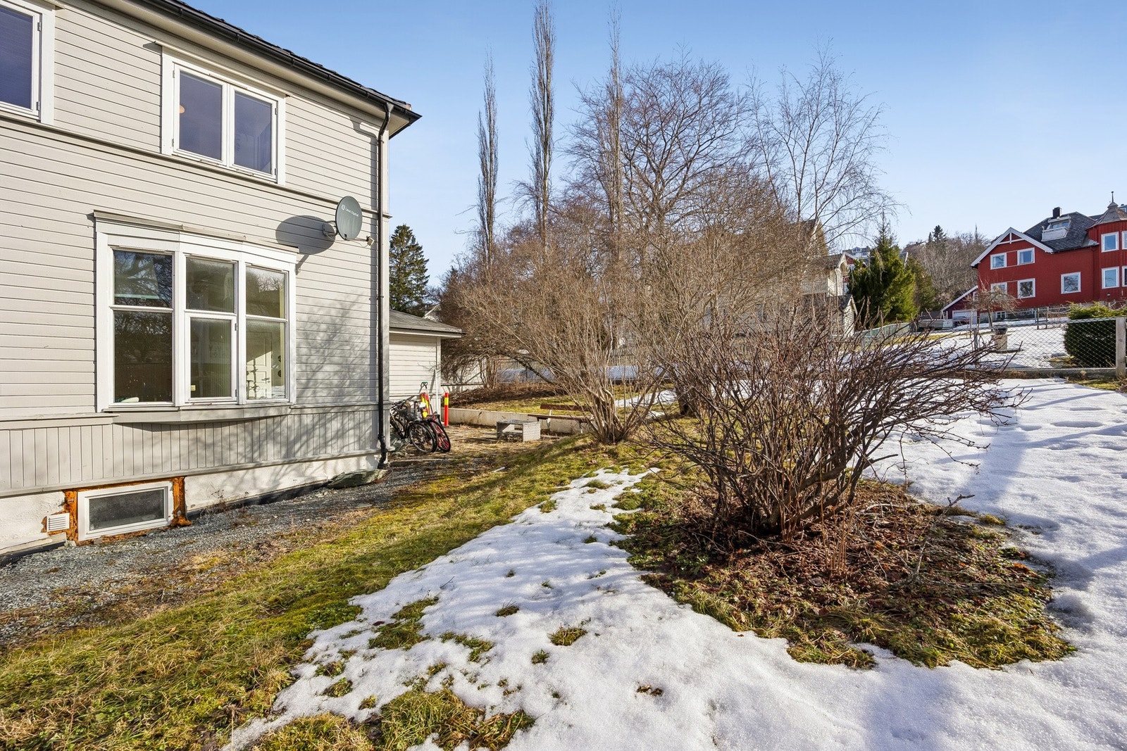 Boligen ligger svært sentralt til i Trondheim og har en tomt på over 1 mål. Galleribilde