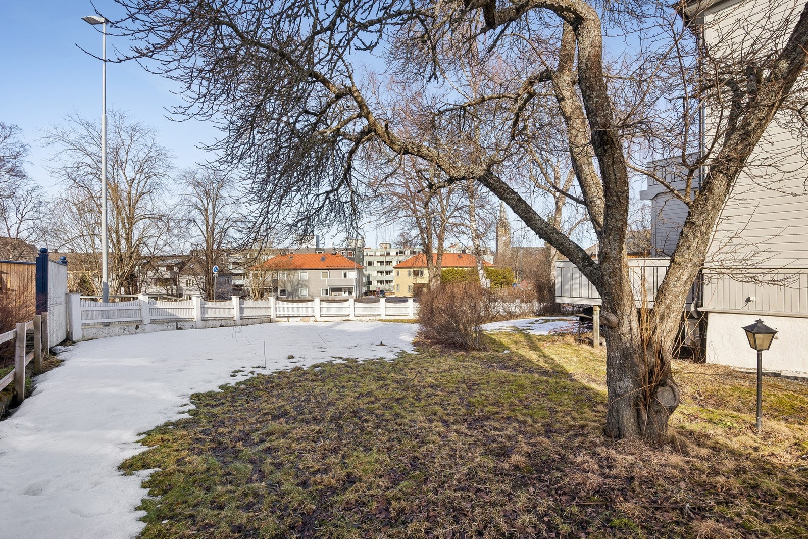 Eiendommen fremstår med klassisk karakter og romslig tomt. Galleribilde