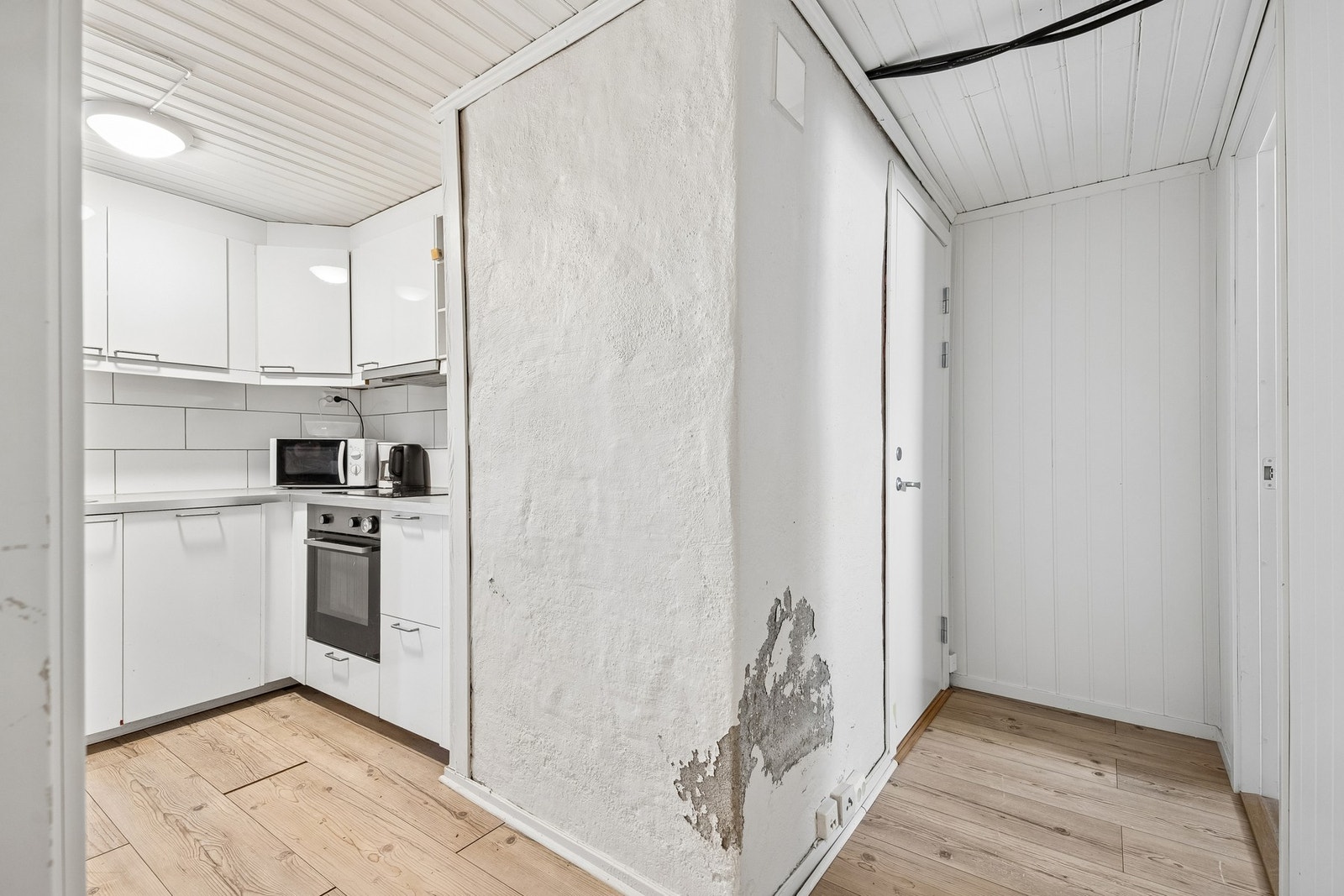 Entré med god flyt og naturlig forbindelse mellom etasjene. Galleribilde