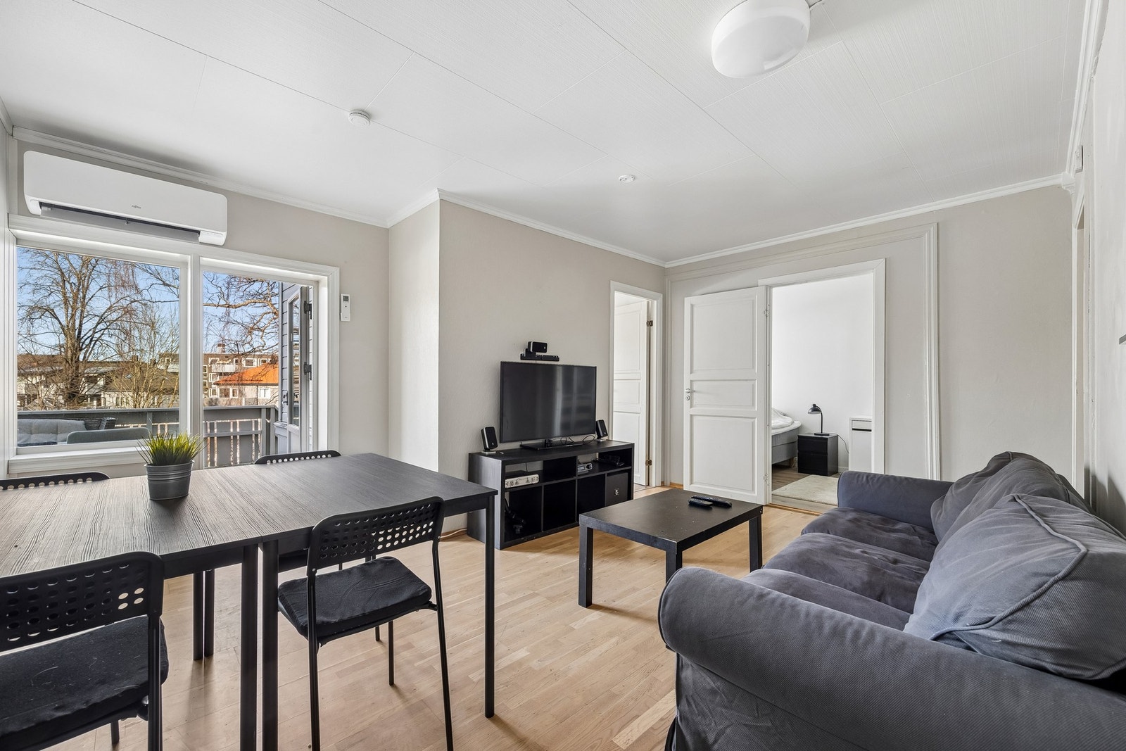 Boligen har i dag en stue på ca. 25 kvm med direkte utgang til veranda. Galleribilde