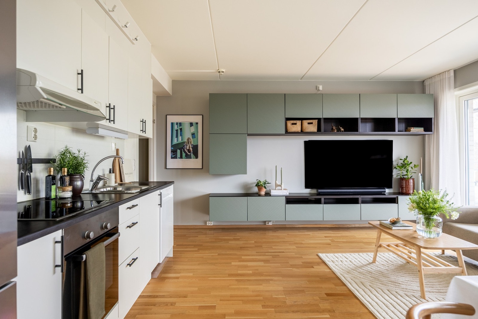 Stuen kan enkelt innredes med både sofa- og spiseseksjon. Galleribilde