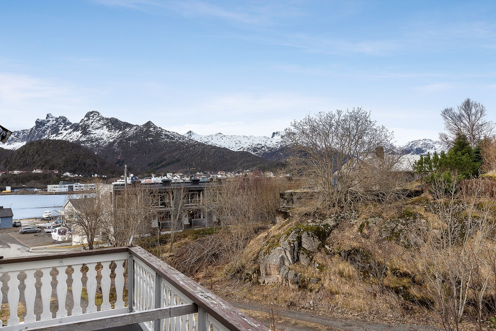 Utsikt fra terrasse mot sjø og Løva, Kongstind og alpinbakken Galleribilde