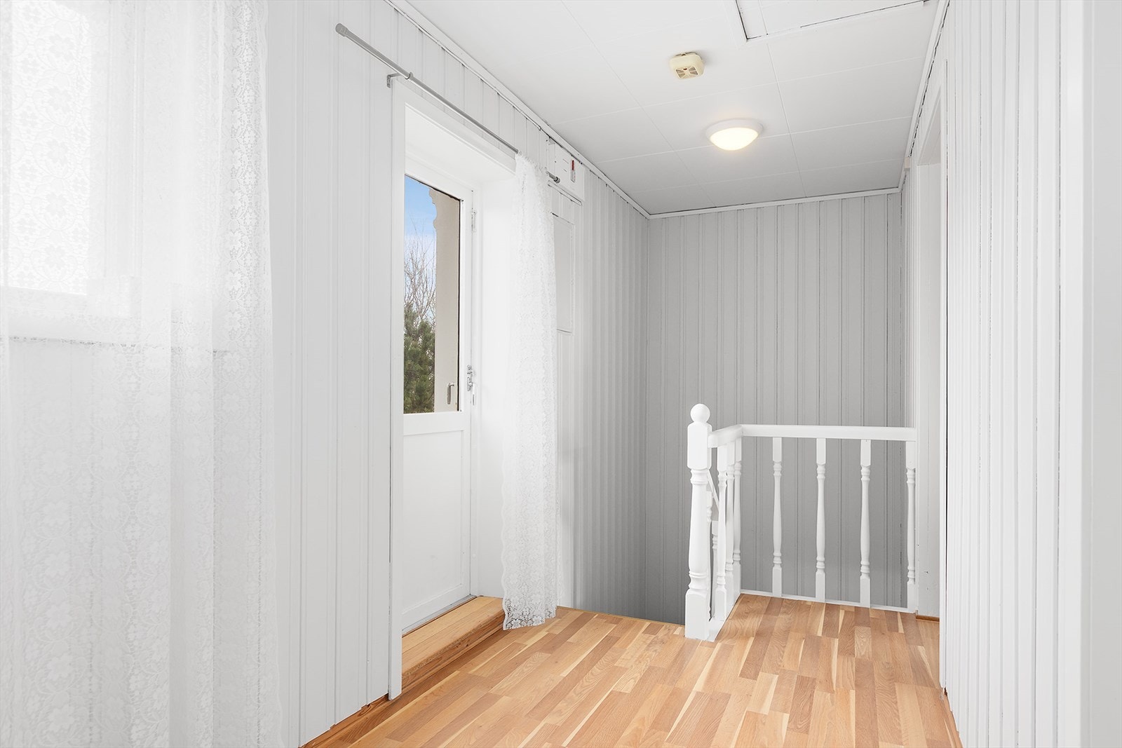 Gang med utgang til terrasseStue med stor vindusflate - 2.etg. Galleribilde