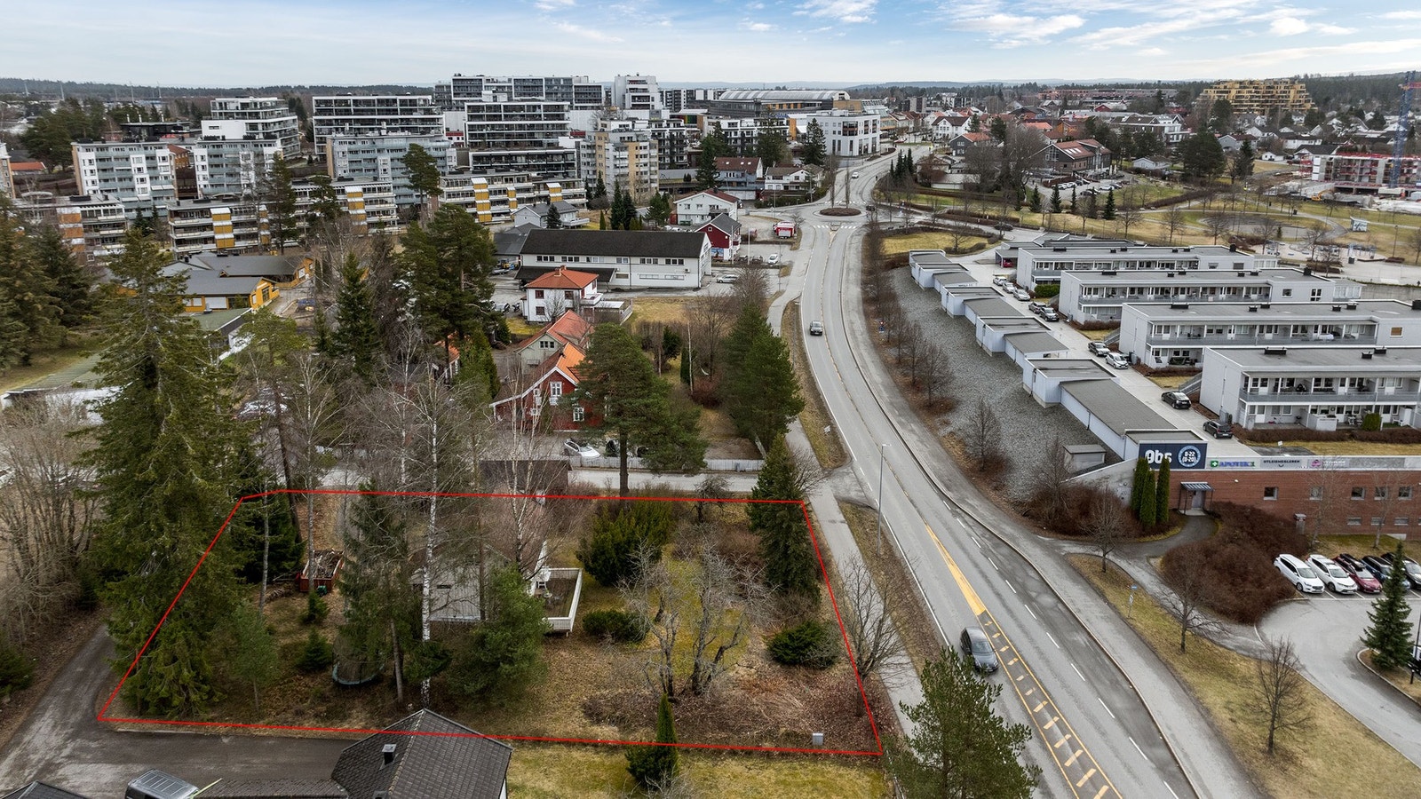 Eiendommen ligger i Jessheim sentrum med nærhet til skoler, barnehager, offentlig kommunikasjon, samt et rikt utvalg av fasiliteter og servicetilbud. Galleribilde