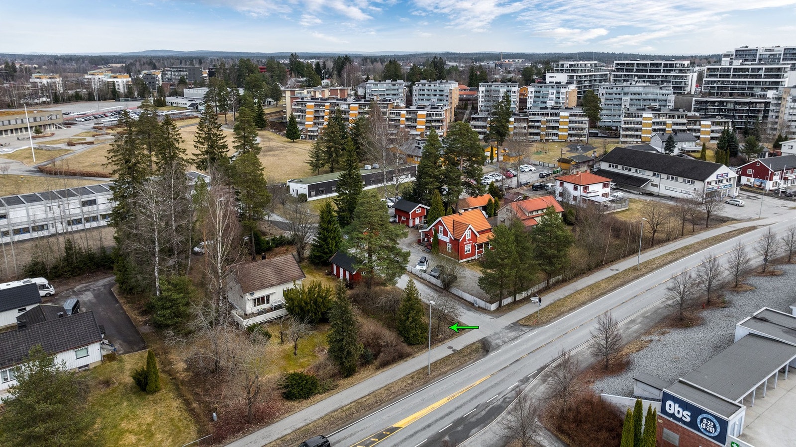Velkommen til Gardermovegen 21! Enebolig med meget sentral beliggenhet på Jessheim - stor solrik tomt og betydelig potensiale! Galleribilde