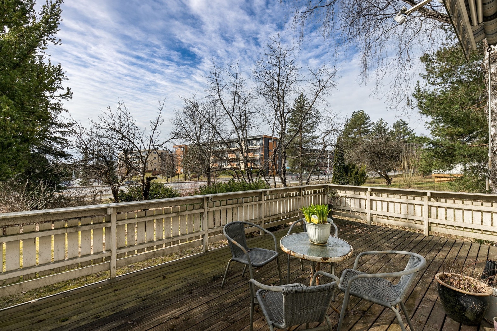 Utgang til terrasseplatting på 33 kvm. God plass til utemøbler etter ønske. Galleribilde