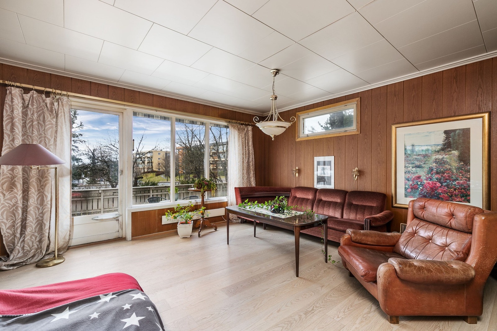 Boligen har tre stuer, hvorav to stuer befinner seg i 1. etasje og en stue befinner seg i 2. etasje. Galleribilde