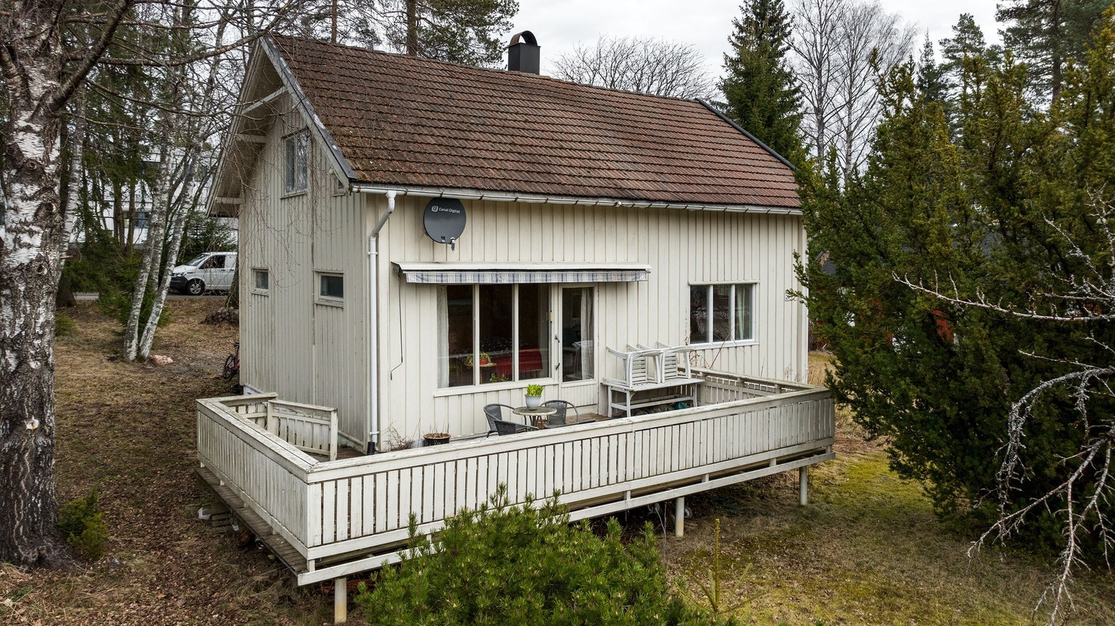 Eneboligen er antatt oppført ca. 1905 og ligger på en stor og solrik tomt på ca. 1 646 kvm Galleribilde