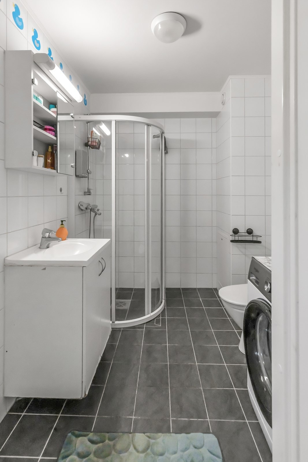 Lyst bad med oppsett til vaskemaskin Galleribilde