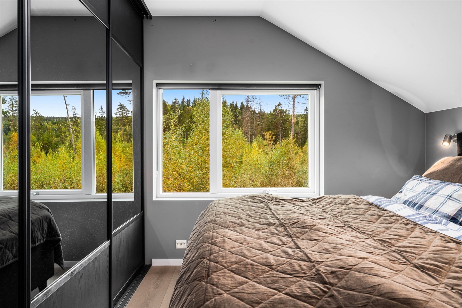 Rikelig med lagringsplass i skyvedørsgarderobe Galleribilde