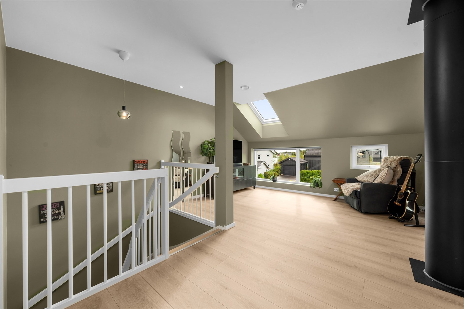 Romslig loftstue med godt lysinnslipp - perfekt som stue nr 2, kontor eller lignende Galleribilde