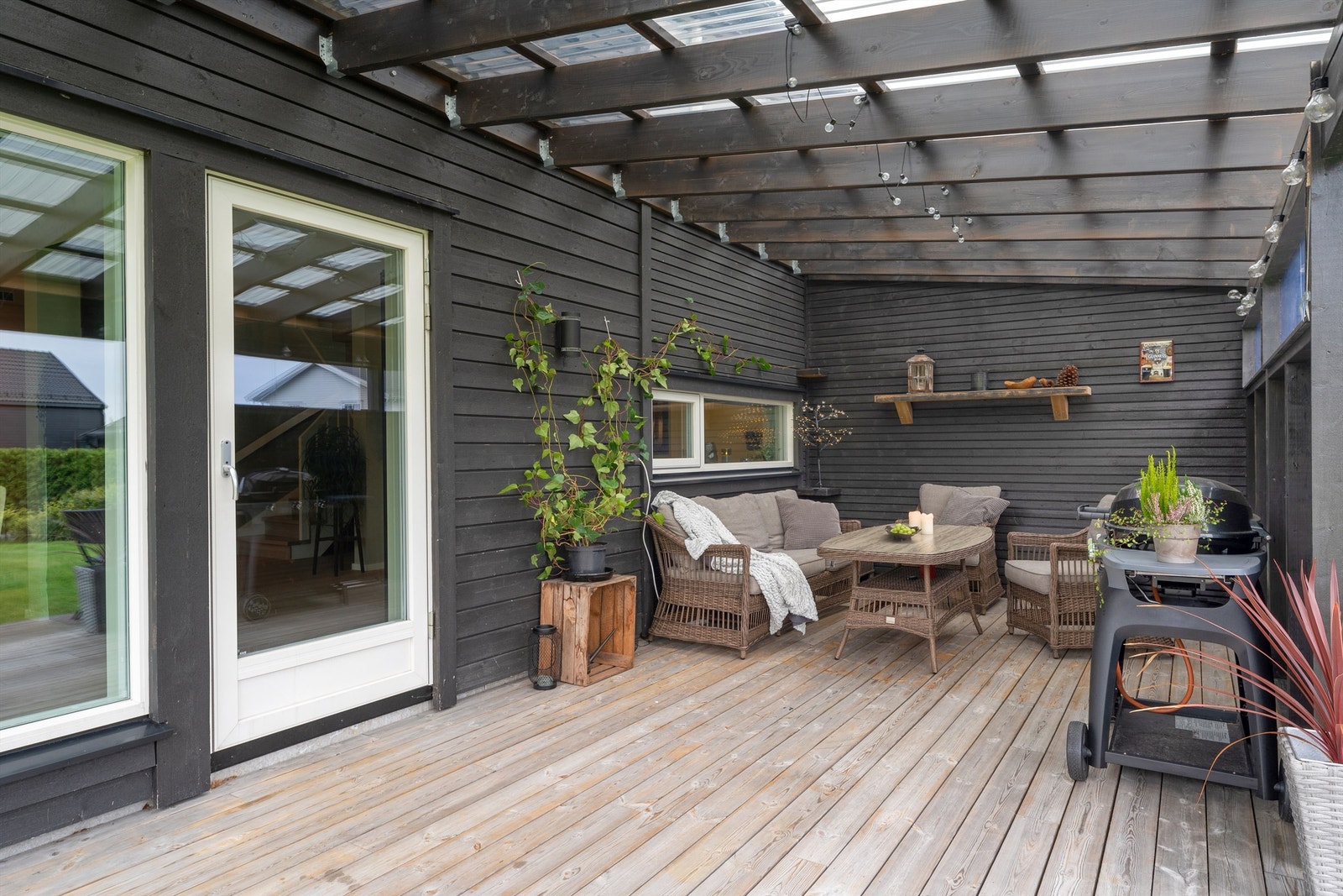 Takoverbygget terrasse med utgang fra spisestue/stue. Galleribilde