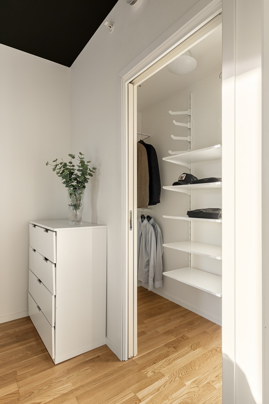 Soverommet er tilknyttet et praktisk og romslig walk-in-closet. Galleribilde