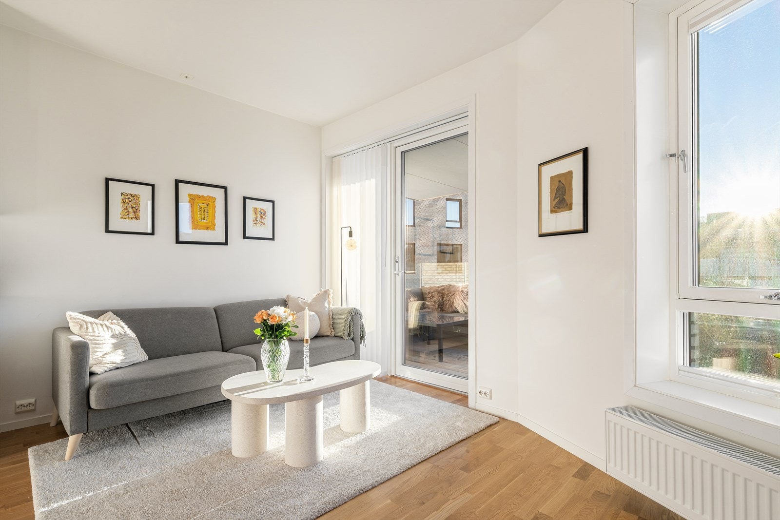 Luftig og lys stuesone med en hyggelig sofagruppe og store vindusflater. Galleribilde