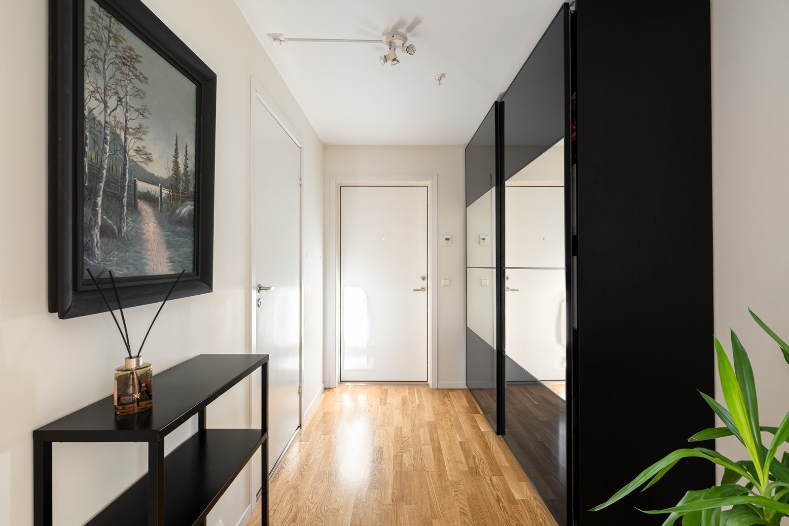 Lys og romslig entré med god plass til å henge fra seg yttertøy. Galleribilde