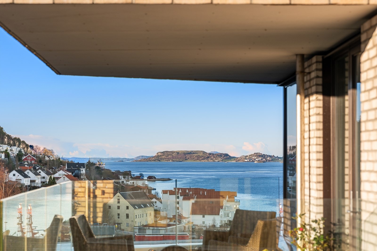 Fra terrassen har man noe sjøutsikt. Galleribilde