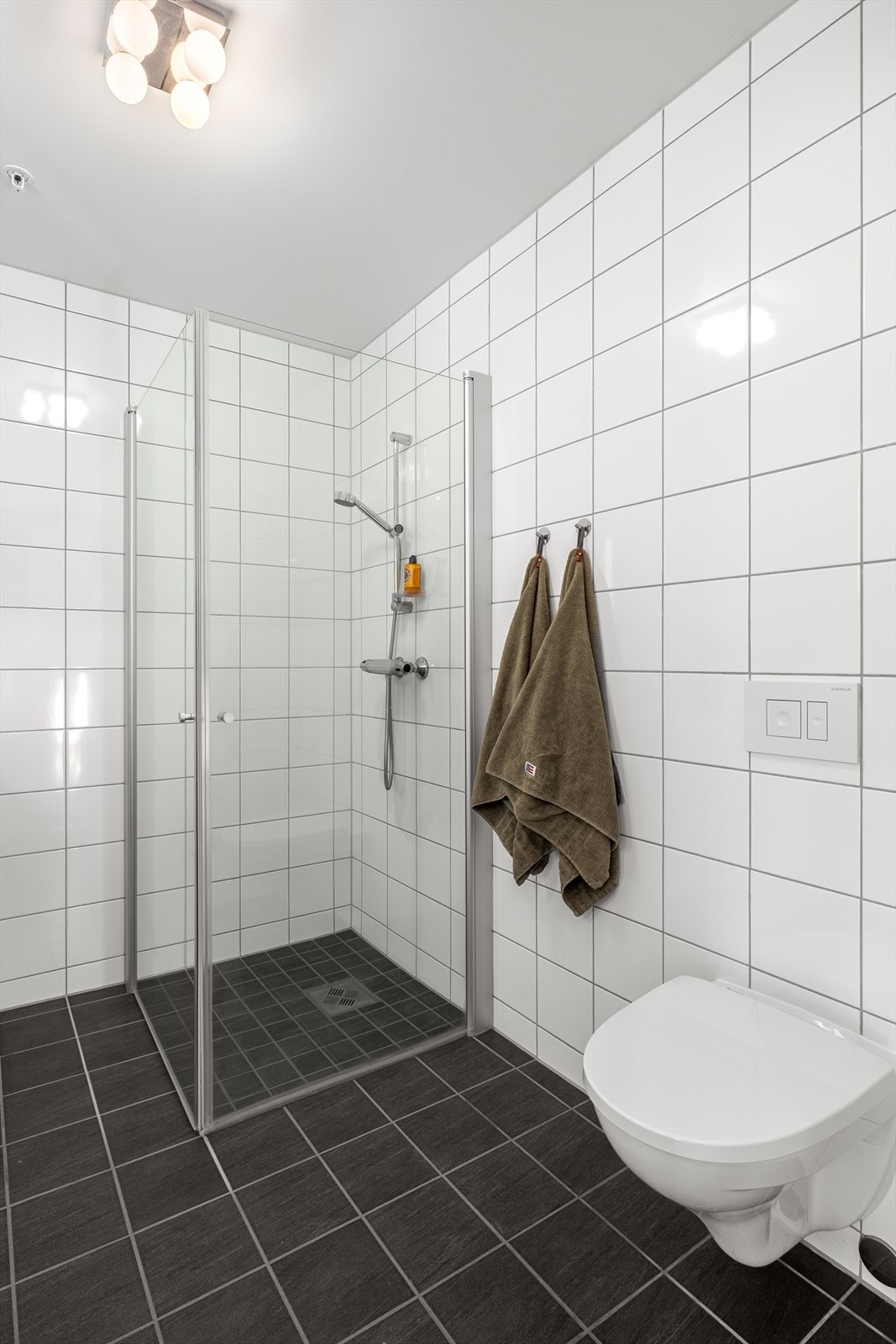 Lyst og tidløst bad med god plass og funksjonelle løsninger. Galleribilde