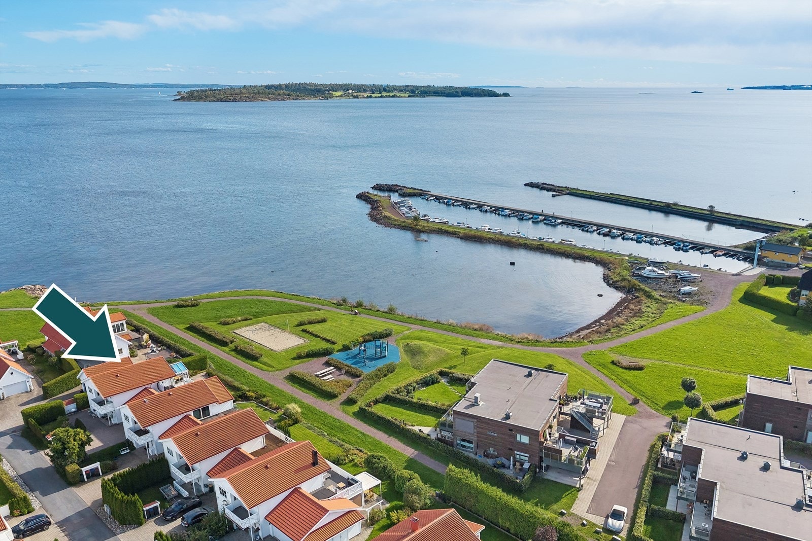 Velkommen til Strandparken 121 - en flott bolig med ettertraktet beliggenhet i første rekke i Strandparken! Galleribilde