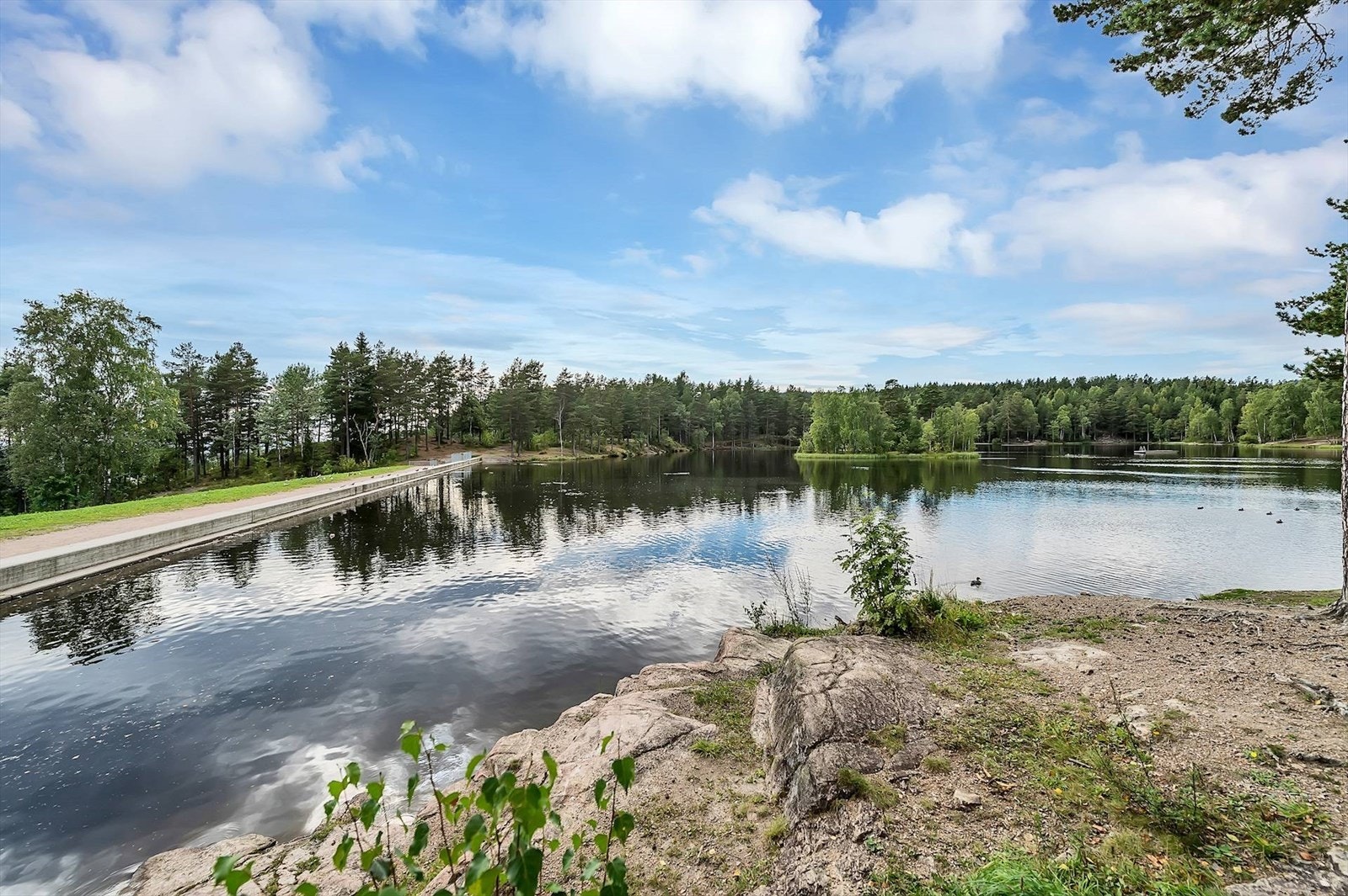 Nærområdet byr på flotte bademuligheter, blant annet Vesletjern (ca. 15 minutters gange) og Steinbruvann, samt fine turmuligheter. Galleribilde