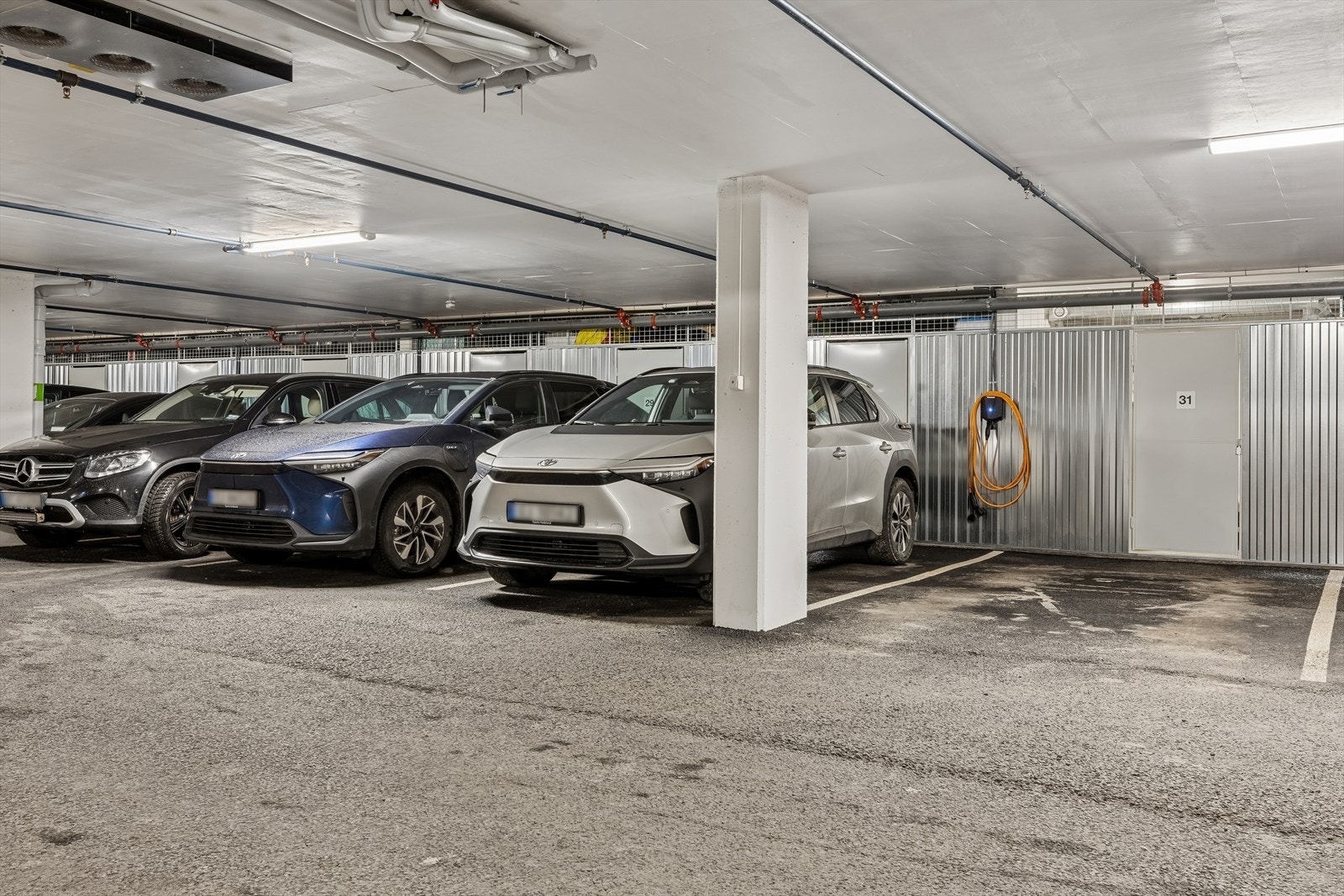 Det følger med en garasjeplass samt en godt skjermet sportsbod som ligger i denne etasjen. Elbillader kan monteres om man har behov for det. Kontakt styret. Galleribilde
