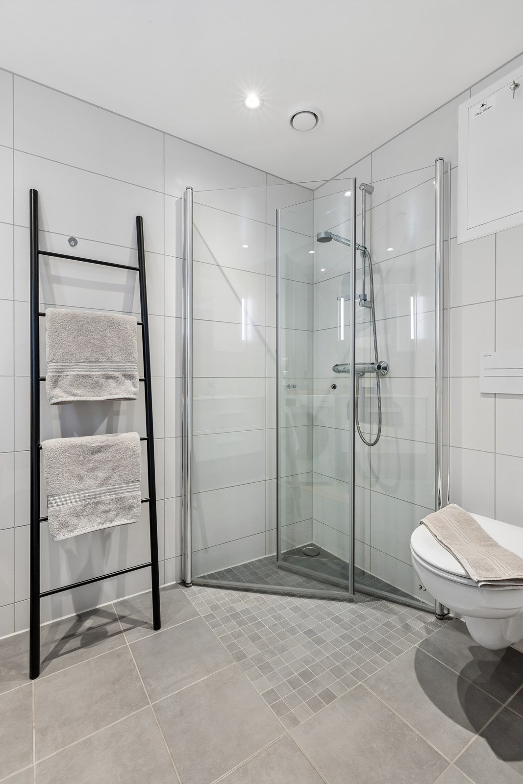 Badet har en god størrelse og ligger med inngang fra stuen, men samtidig med nærhet til soverommene. Pene fliser i nøytrale farger gjør at du starter dagen med et smil. Galleribilde