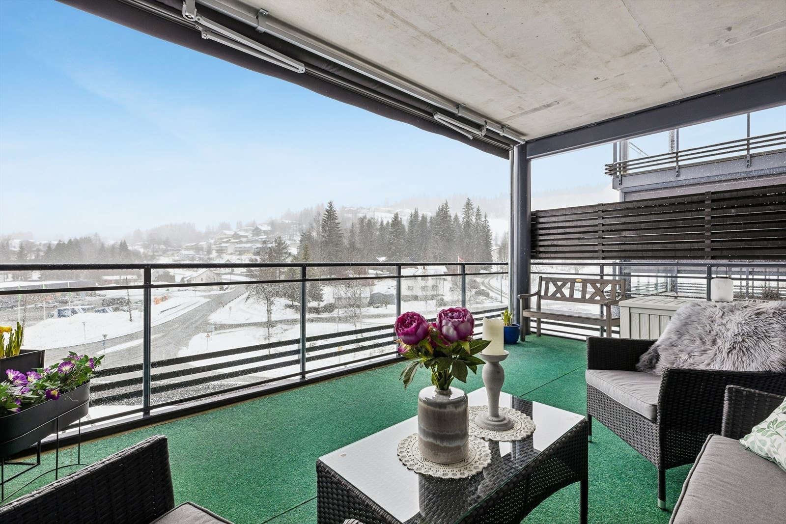 Balkongen er overbygd og har en deilig størrelse. Ettersom den er overbygd kan du la terrassemøblene stå ute hele året. Galleribilde