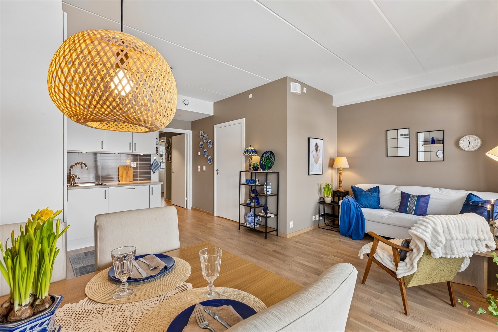 Arealeffektiv planløsning med god plass til både spisebord og sofagruppe i stuen. Galleribilde