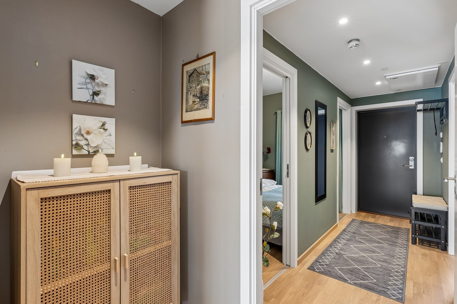 Passe stor gang ønsker deg velkommen inn. Leiligheten har selvfølgelig balansert ventilasjon samt oppvarming via vannbåren varme. Dette er meget lønnsomt for lommeboka i disse dyre strømtider. Galleribilde