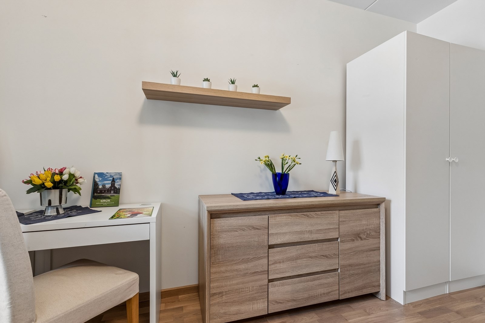 Soverommet har inngang via skyvedør fra gangen, noe som gir meget god plassutnyttelse. Også her er det montert garderobeskap som vil medfølge. Galleribilde