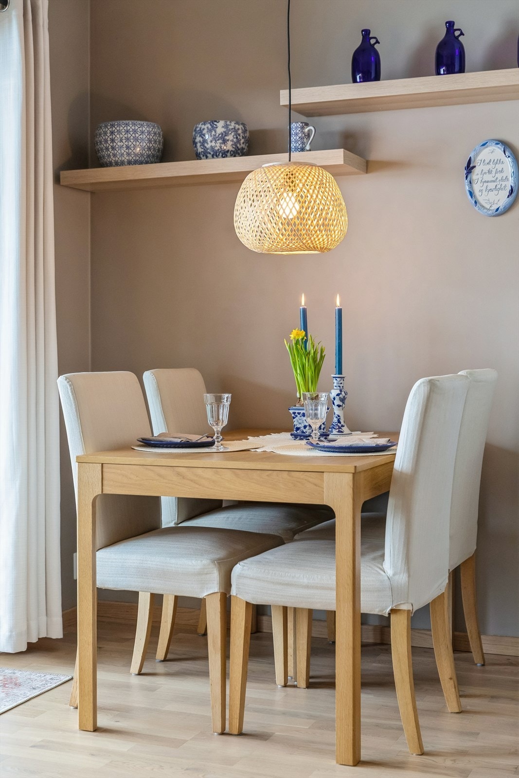 Planløsningen gir rom for spisebord. det er plass til å ha et lengre bord her inne også, om dette er ønskelig. Galleribilde
