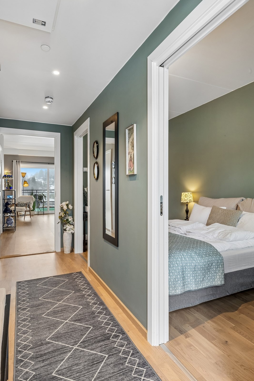 Romslig gang ønsker deg velkommen inn. Det er downlights i gangen og plass til å henge i fra seg ytterklærne. Galleribilde