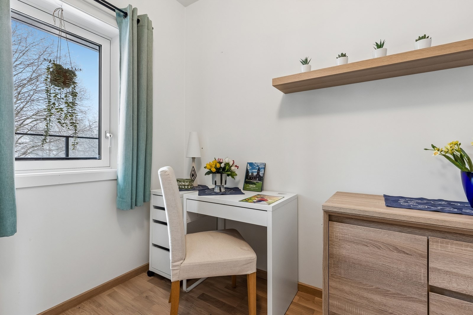 Soverom 2 er et perfekt barnerom, gjesterom eller kontor. Til tross for at rommet ikke er så stort, får man fint plass til en dobbeltseng i enden av rommet om man ønsker dette. Galleribilde