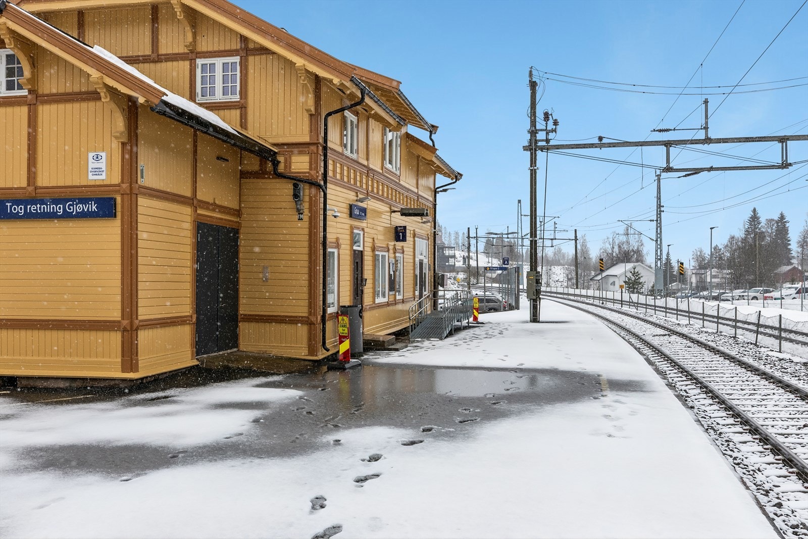 Grua Togstasjon ligger også et par minutters gangavstand unna og toget bruker ca. 50 min til Oslo S. Galleribilde