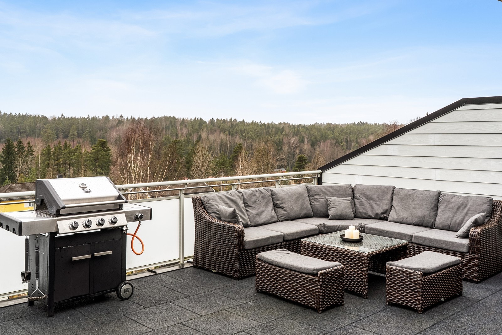 Terrassen kan innredes etter eget ønske, med flere sittegrupper, planter og grill Galleribilde