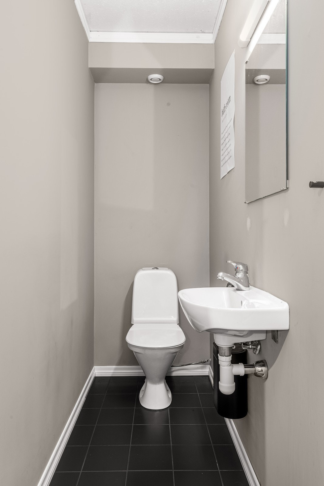 I tillegg til badet har leiligheten et separat toalettrom med servant. Galleribilde