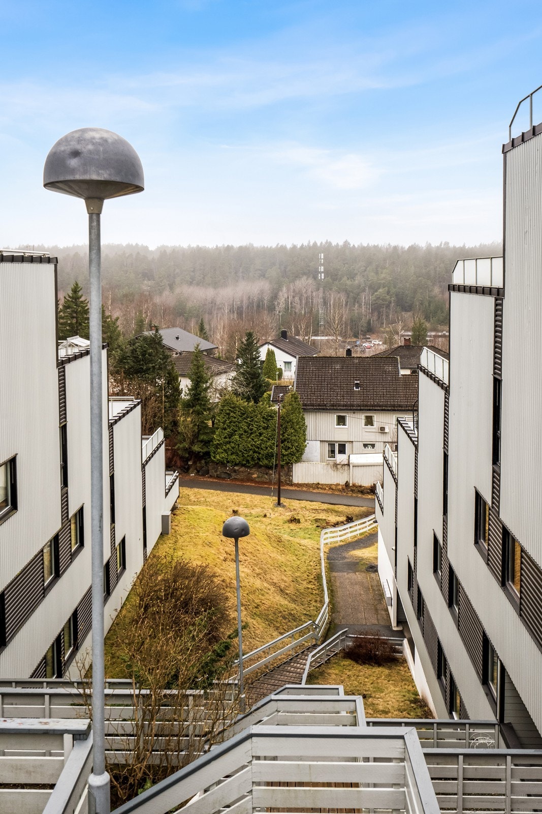 Bebyggelsen er plassert for å utnytte terrenget og gi luft mellom enhetene. Galleribilde