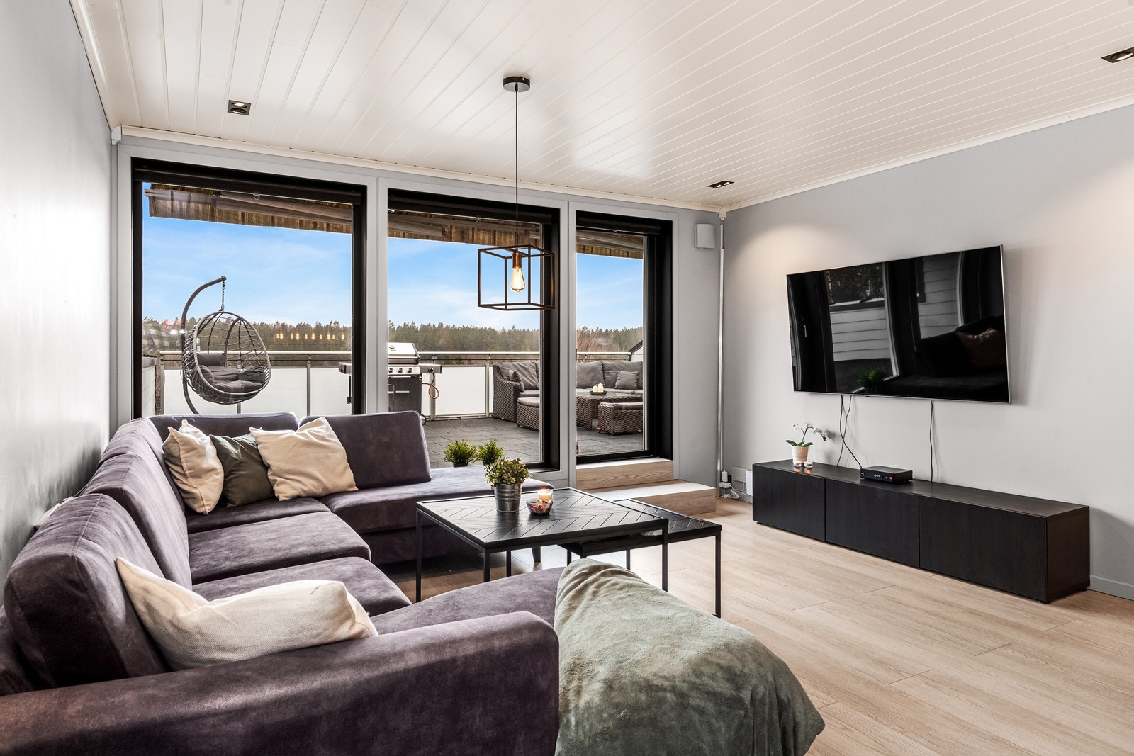 Stuen har en åpen løsning med varmematter i gulvet og direkte utgang til en romslig terrasse. Galleribilde