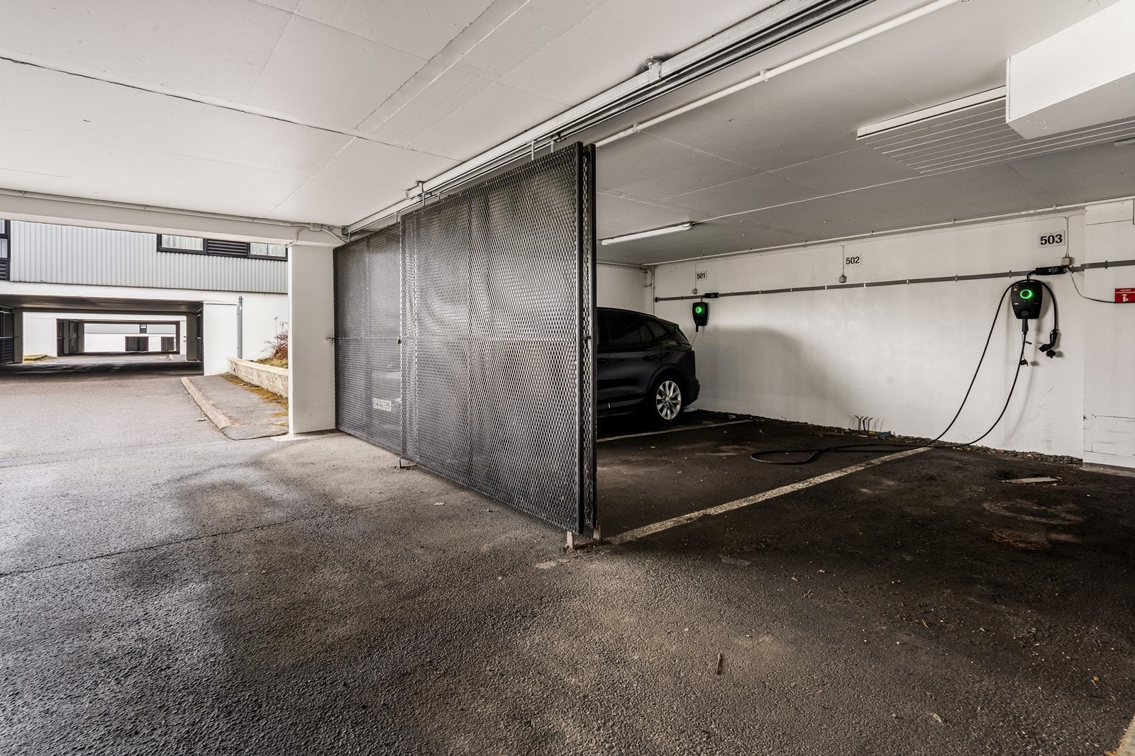 Det medfølger en fast garasjeplass i felles anlegg. Her er det lagt opp for lading av elbil. Galleribilde