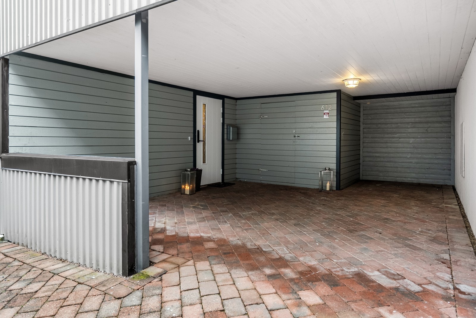 Overbygget inngangsparti. Seksjonen disponerer også en utvendig bod på 6 m². Galleribilde