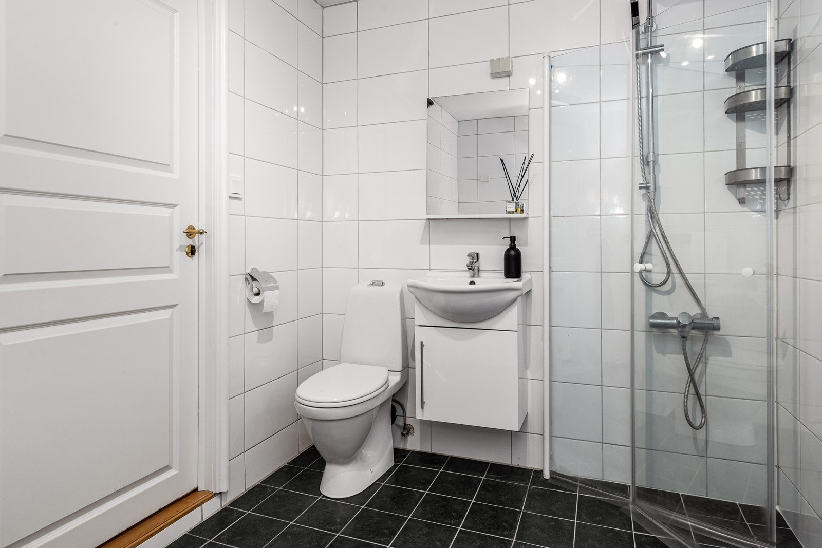 Badet ble modernisert i 2016 med ny membran og fliser. Rommet har dusjhjørne og gulvfestet toalett. Galleribilde