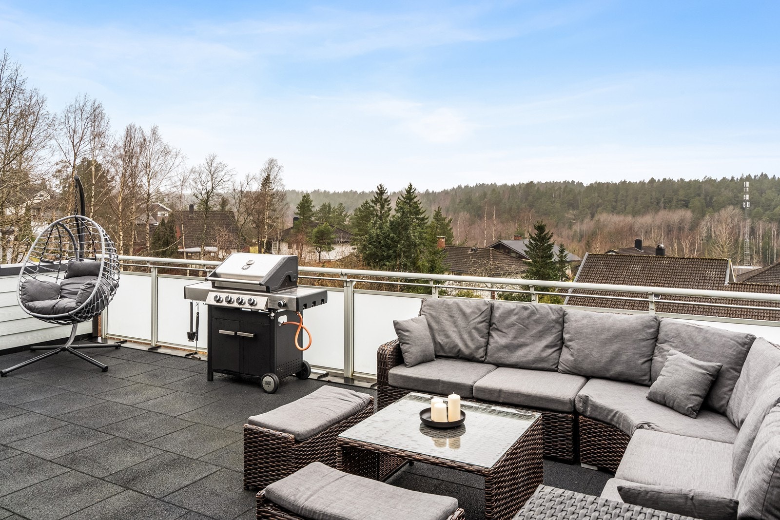 Luftig terrasse på ca. 40 kvm. med fin utsikt og sol fra ettermiddag til kveld Galleribilde