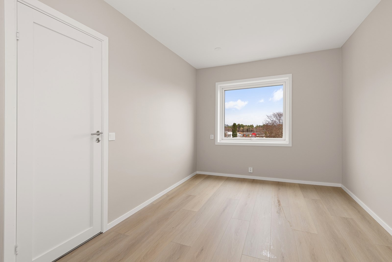 Soverom nr. 2 med tilkomst både fra gang og stue Galleribilde