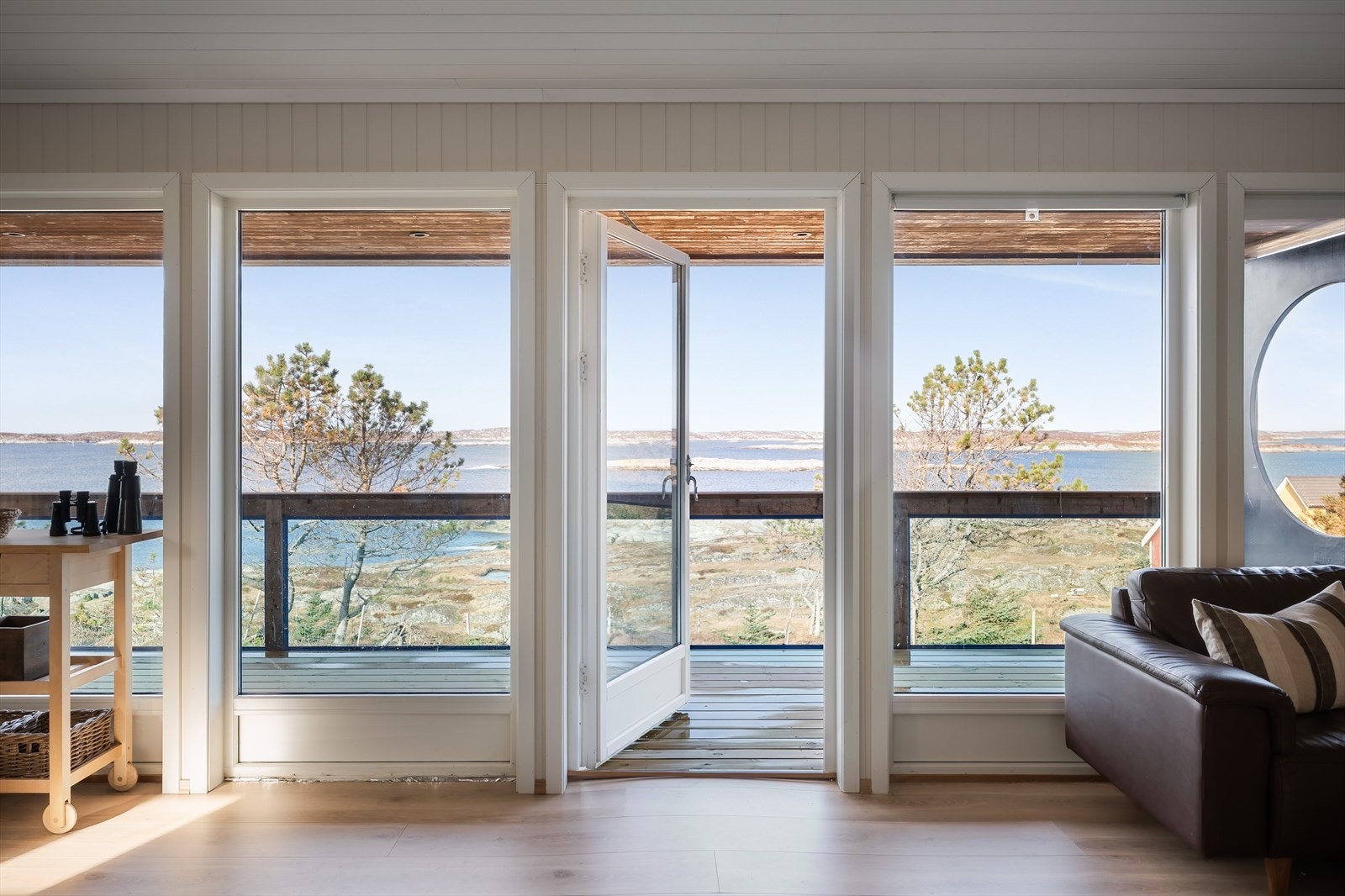 Store vindusflater gir et lyst og trivelig oppholdsrom og slipper naturen inn Galleribilde