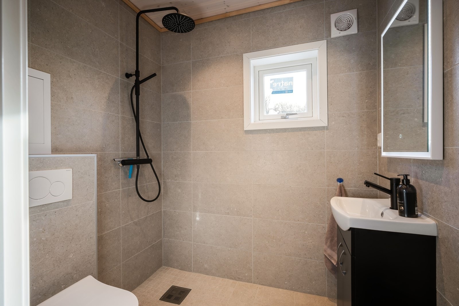 Badet i annekset er på 3,2 kvm Galleribilde